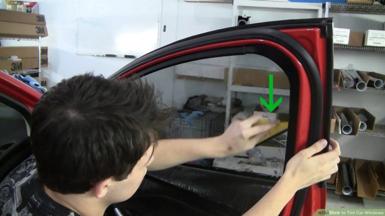 aid4413630-v4-1200px-Tint-Car-Windows-Step-28