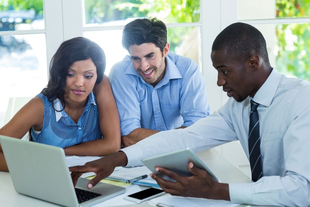 Estate-agent-with-couple-blog